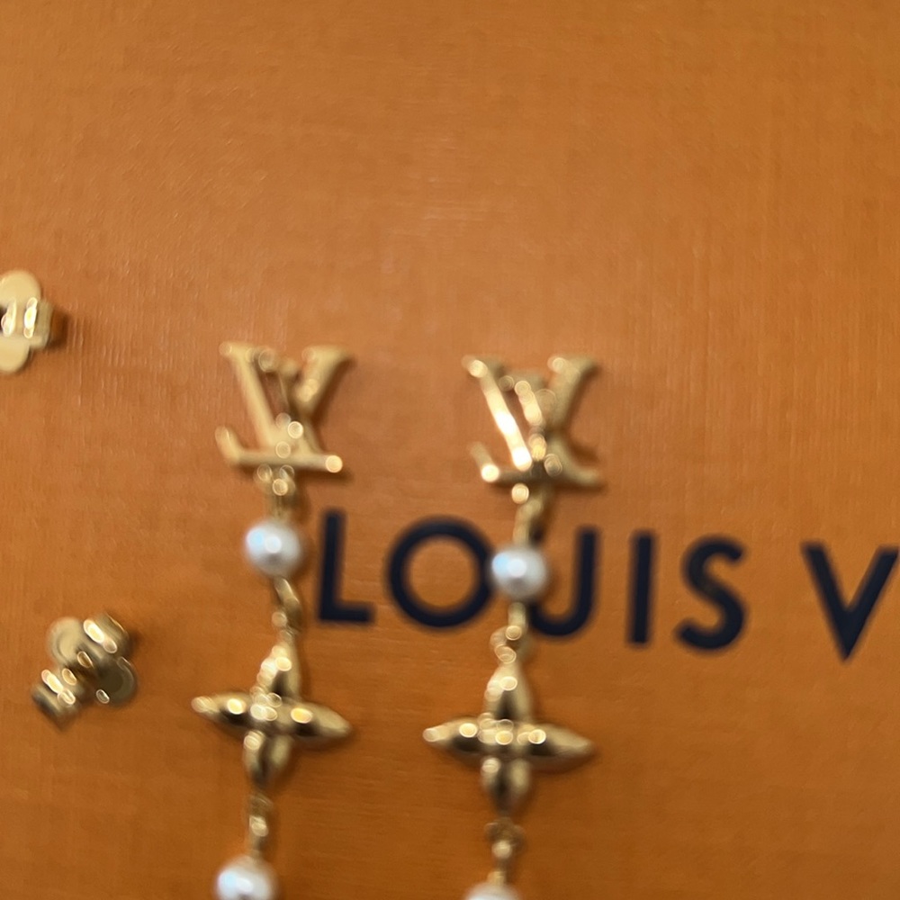 Stunning feminine Louis Vuitton Louisa Earrings! Used one time only ! - Picture 4 of 5